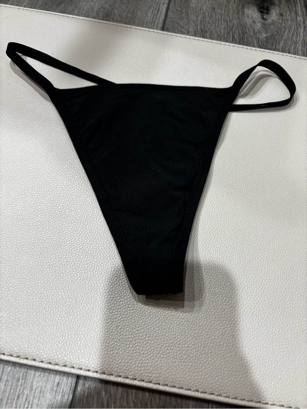 SKIMS Black micro thong M